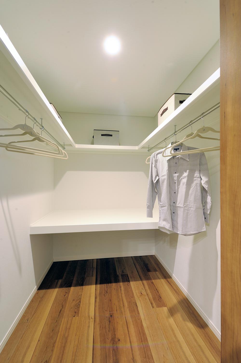 Receipt. A lot of clothes ・ Luggage fits neat, Chest of drawers also you do not need. 