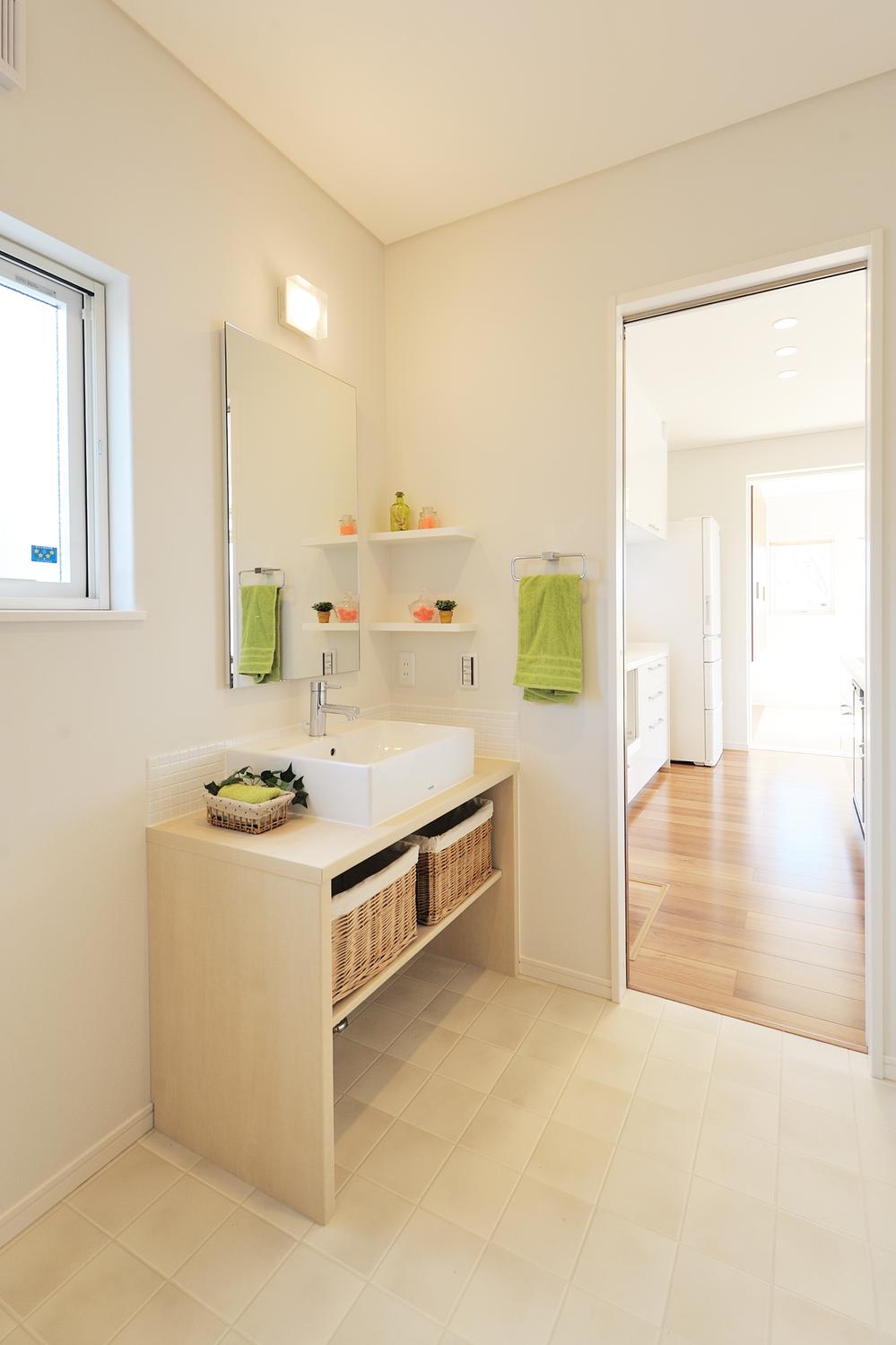 Wash basin, toilet. Nor it can enter and exit from the kitchen from the hall, We have to ease the housework flow line of wife. 