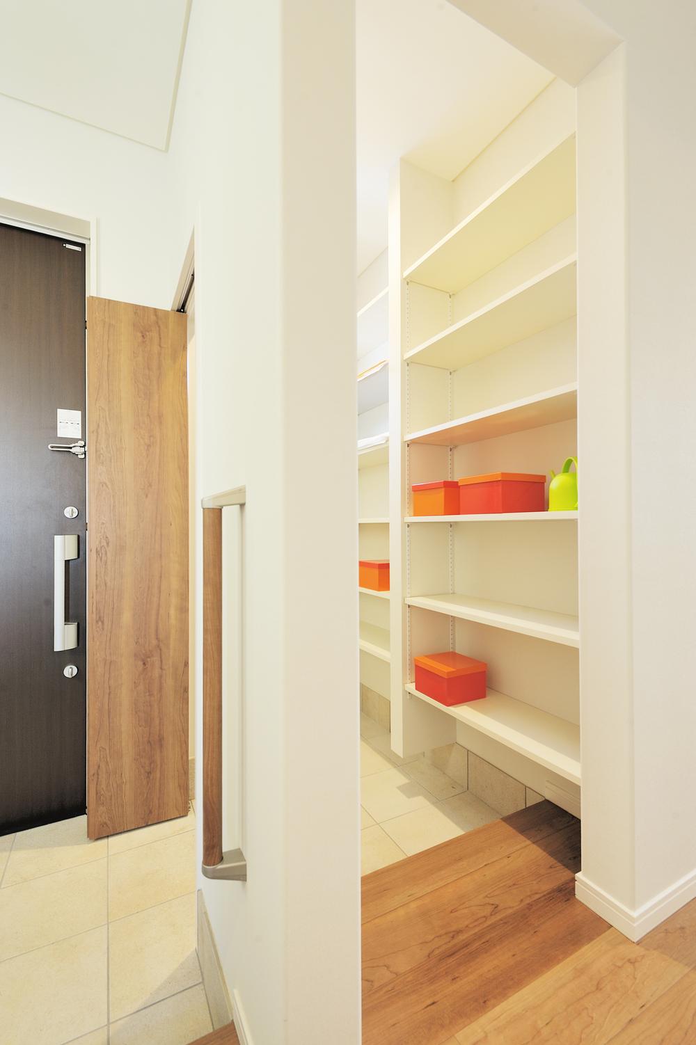 Entrance. Convenient 2WAY style of shoes cloak. You can also clean storage, such as strollers and golf bag. 