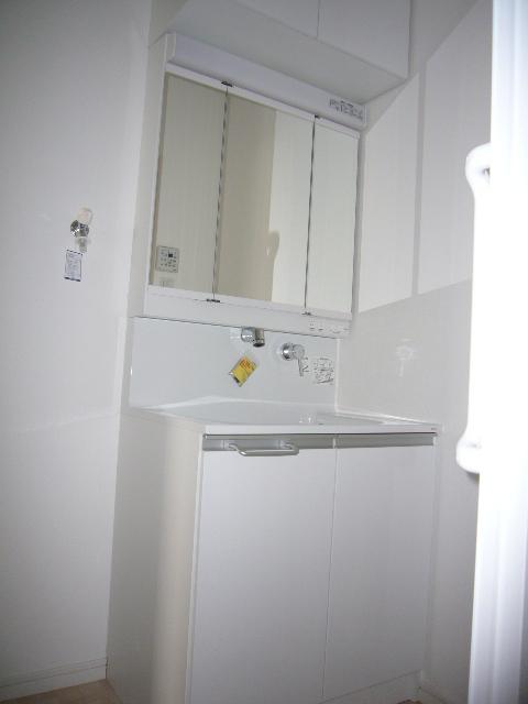 Wash basin, toilet. Interior