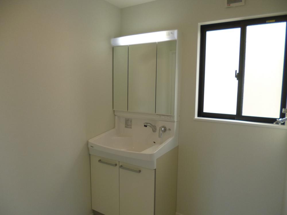 Wash basin, toilet. (October 2013) Shooting