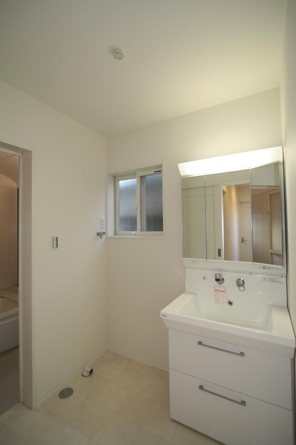 Wash basin, toilet. Interior