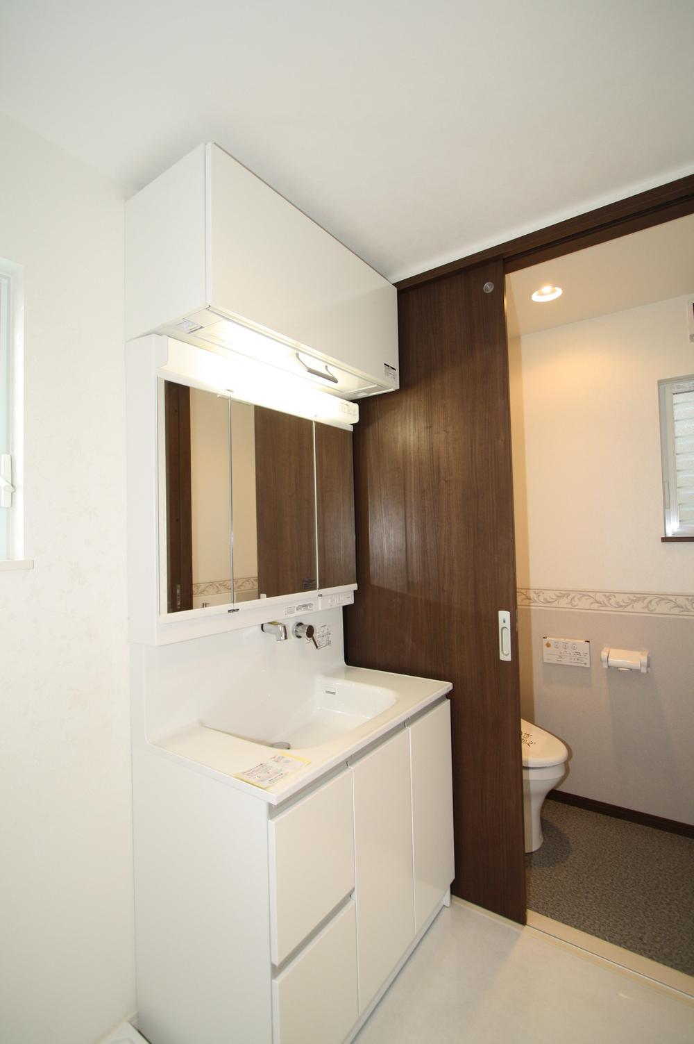 Wash basin, toilet. Interior