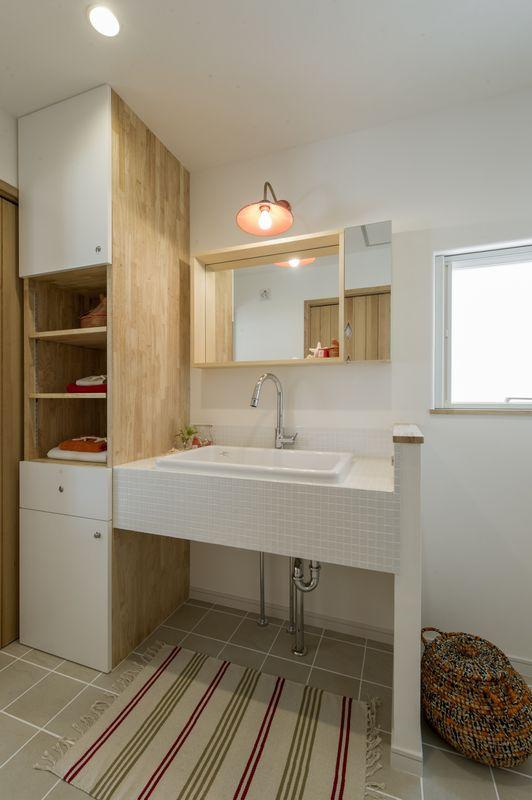 Wash basin, toilet. Indoor (10 May 2013) Shooting