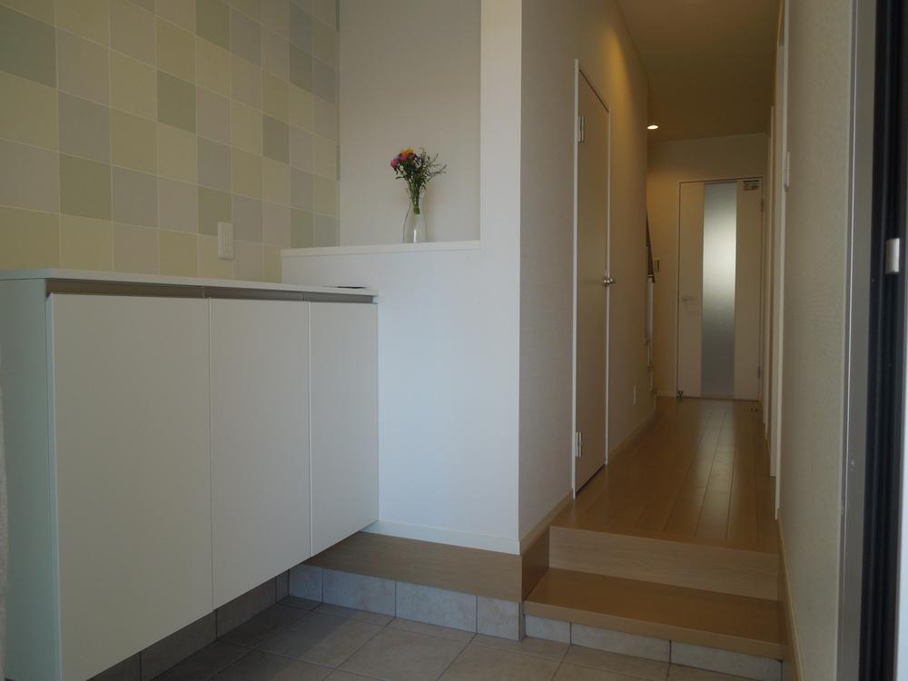 Entrance. Shoe box ・ Display shelf