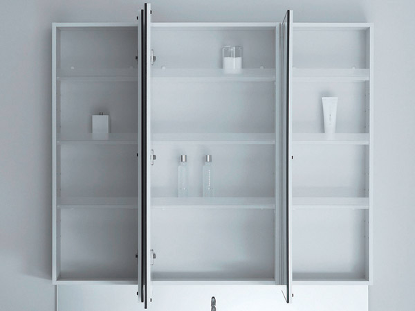 Bathing-wash room. Three-sided mirror housing