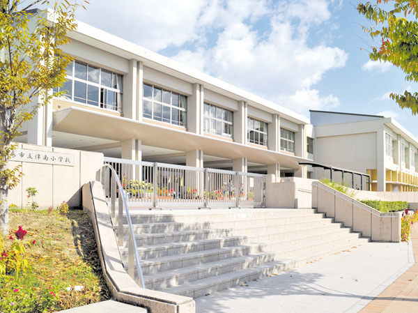 Surrounding environment. Municipal Banminami Elementary School / A 15-minute walk (about 1130m)