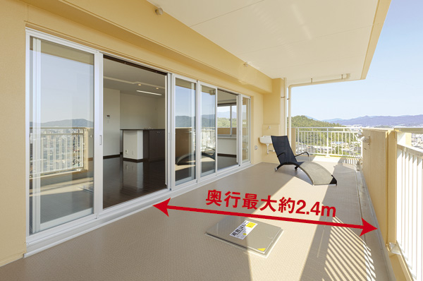 Building structure. Realize the wide balcony of the depth of up to about 2.4m in all houses. Drinking a cup of tea in the open cafe feeling, Soak up the sun. Perfect for gardening because there is a good day! (Reference photograph)