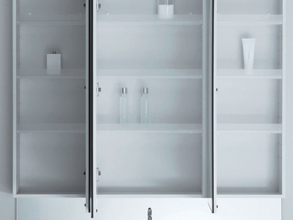 Bathing-wash room.  [Three-sided mirror back storage] Three-sided mirror the back of the cabinet will come in handy for storage, such as wash goods and cosmetics, such as a toothbrush, You Katazuki basin around to clean. You can also wash to remove can change the shelf divided by movable.