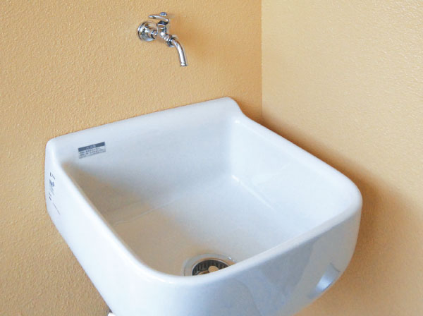balcony ・ terrace ・ Private garden.  [Slop sink] Installing a slop sink is on the balcony. In addition to gardening work, Such as when you wash the sneakers and outdoor goods, It takes an active part in the colorful scenes of life.