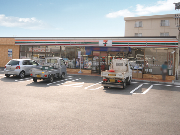 Surrounding environment. Seven-Eleven Hiroshima Minaga 3-chome ・ 1 minute walk (about 70m) is, Because it is open 24 hours a day, Okay even if there are things suddenly necessary. Handy something.