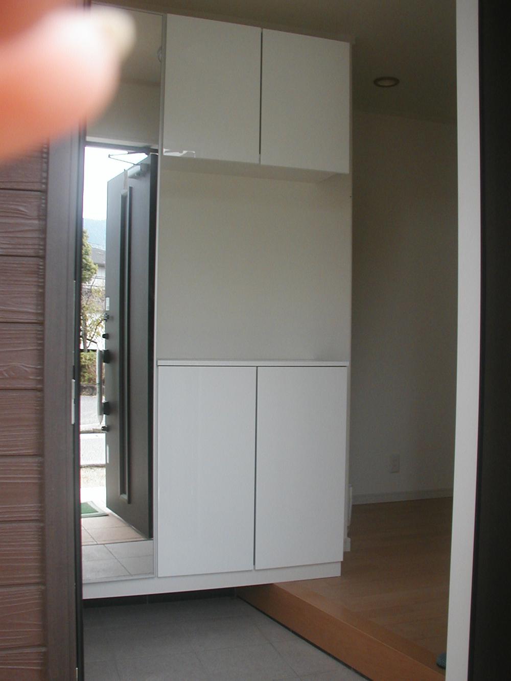 Entrance. Cupboard, Large mirror