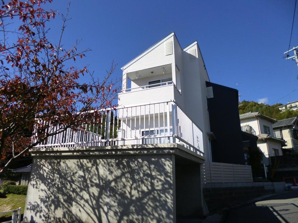 Local photos, including front road. Local (July 2012) shooting