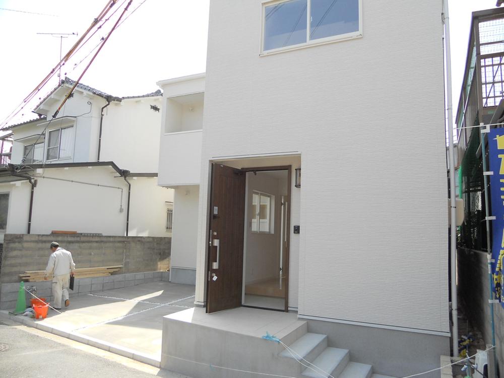 Local photos, including front road. Local (April 2012) shooting