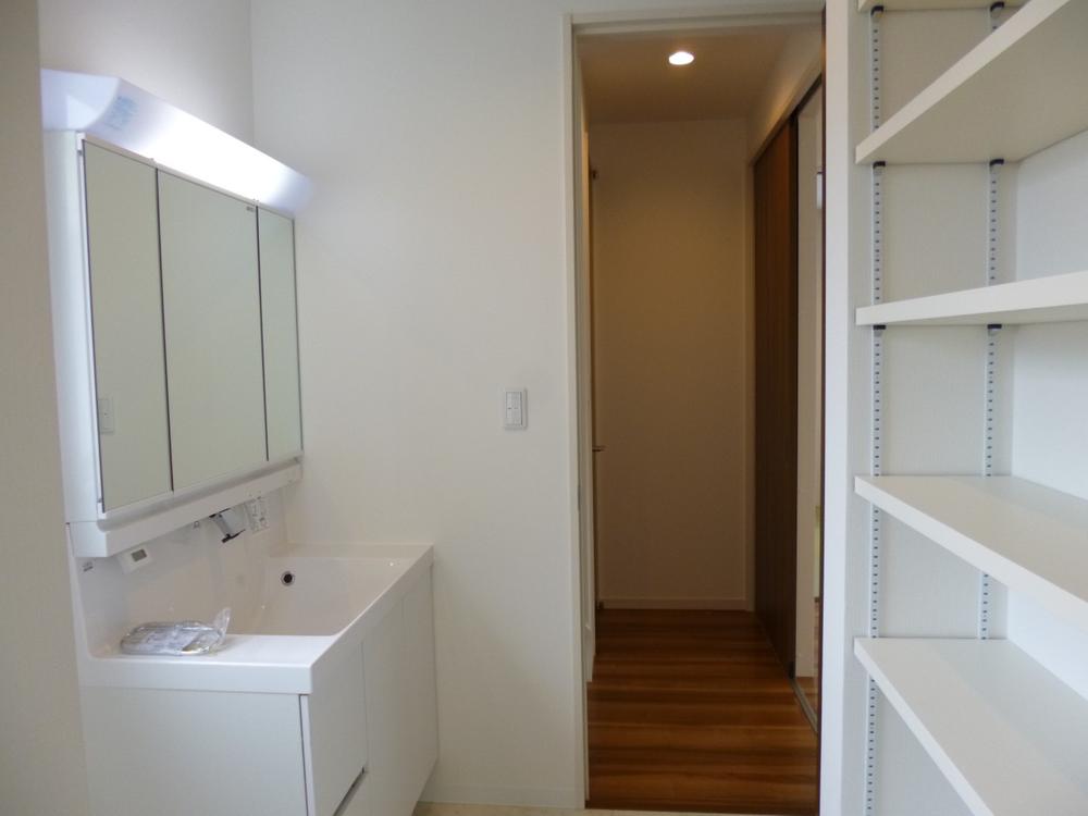 Wash basin, toilet. (December 2013) Shooting