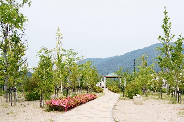 park. Spiraea 150m nearest park to the park also offer promenade