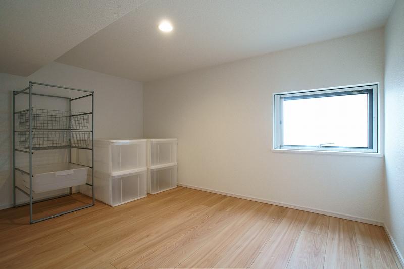 Receipt. Under the skip stage, Storage space of large capacity. 