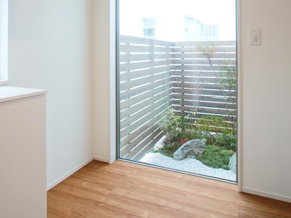 Entrance. Tsuboniwa on the front and opened the front door.  To produce a calm space. 