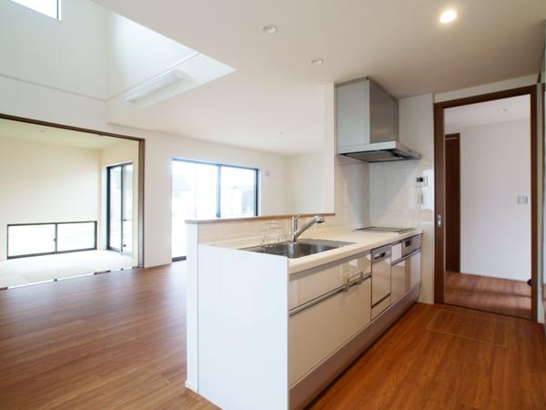 Kitchen. A kitchen that can enter and leave directly from the entrance hall is, Very convenient when shopping! 