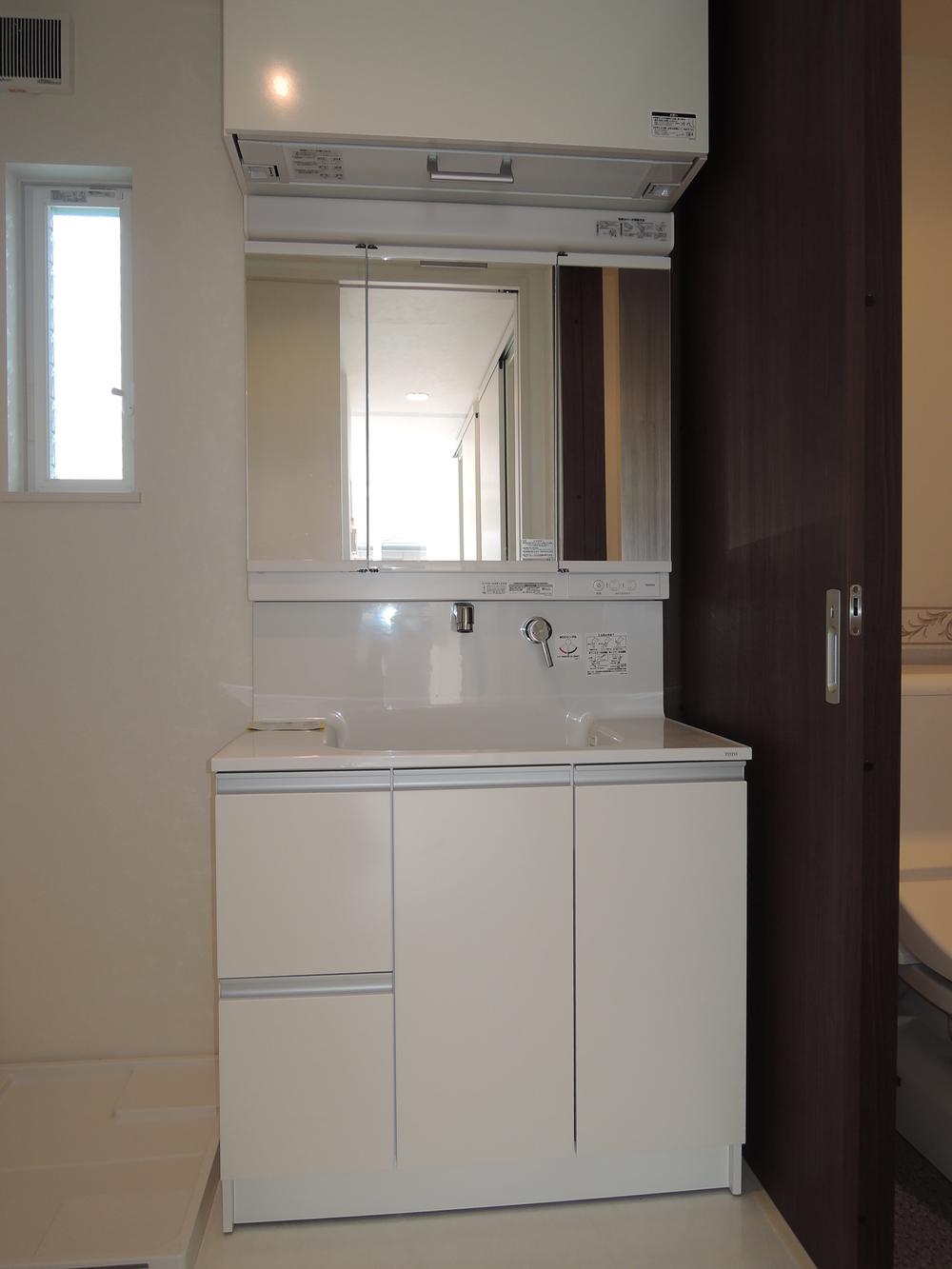 Wash basin, toilet. Local (12 May 2013) Shooting