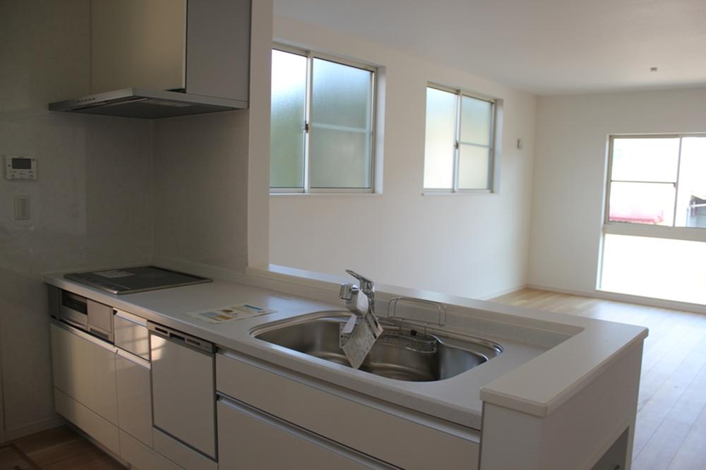 Kitchen. No.5B-4 kitchen