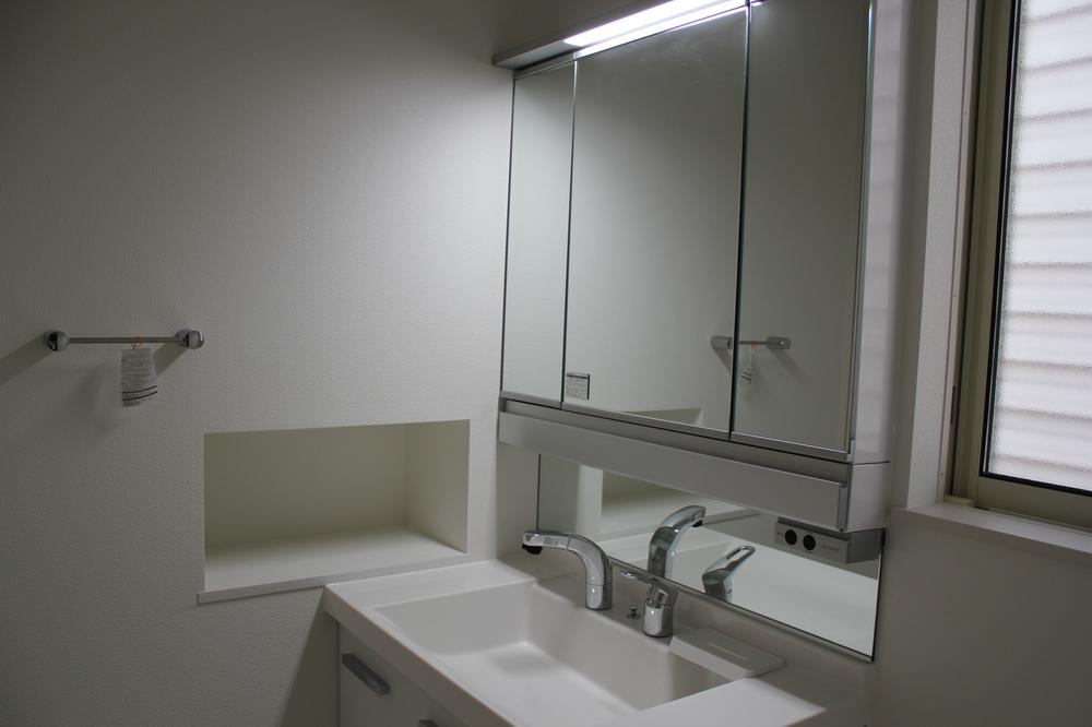 Wash basin, toilet. No.5B-4 living