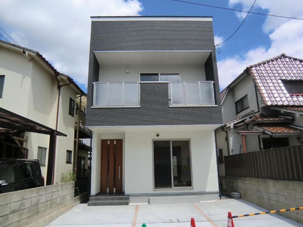 Local appearance photo. Local (May 2012) shooting