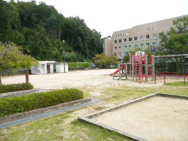 park. Yahatahigashi 200m to the third park