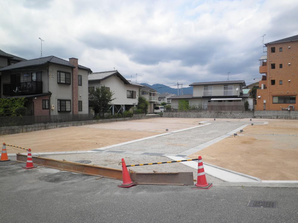 Local photos, including front road. Local (August 2013) green around shooting is also a rich residential area. 