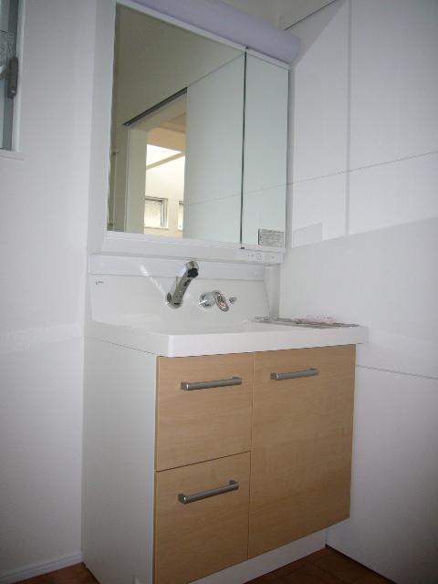 Wash basin, toilet. Interior