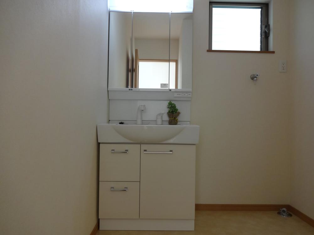 Same specifications photos (Other introspection). Vanity of the three-sided mirror is also storage capacity, Also refreshing look.