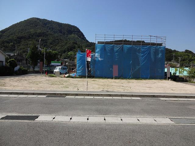 Local photos, including front road. Local (September 2013) shooting all three compartments primary school ・ Happy environment in child-rearing generation in kindergarten the immediate vicinity