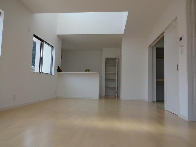 Same specifications photos (living). Atrium of living is bright also plug natural light, There is also a sense of relief