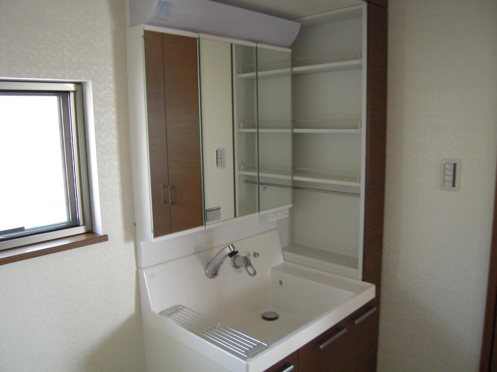 Wash basin, toilet. Bright washbasin