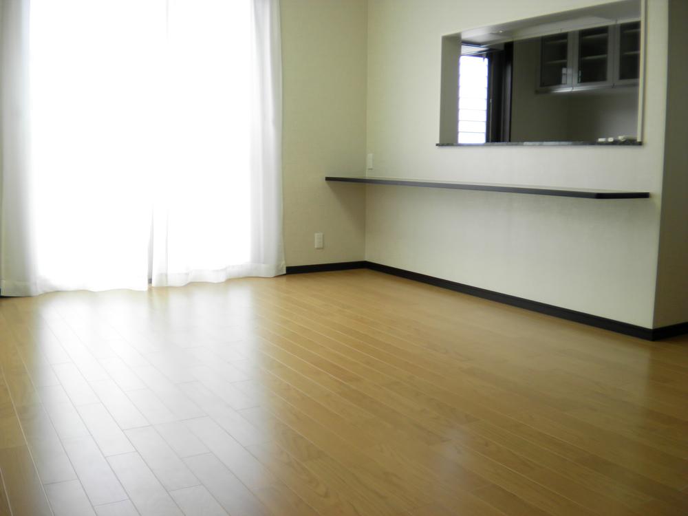 Living. Building A From the south is bright light is the space of Sunny shine in. Face-to-face kitchen will produce a warm family time. 