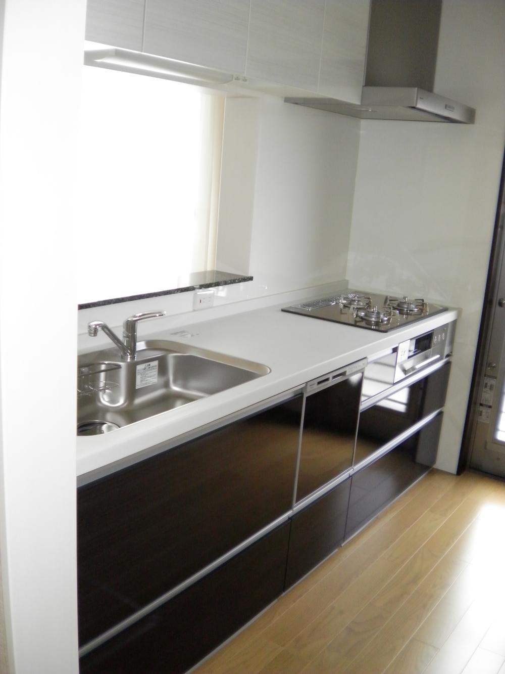 Kitchen. Building A Built-in gas stove in the chic color of the system Kitchen. With friendly tableware washing dryer is also in the hands of the mom to the environment