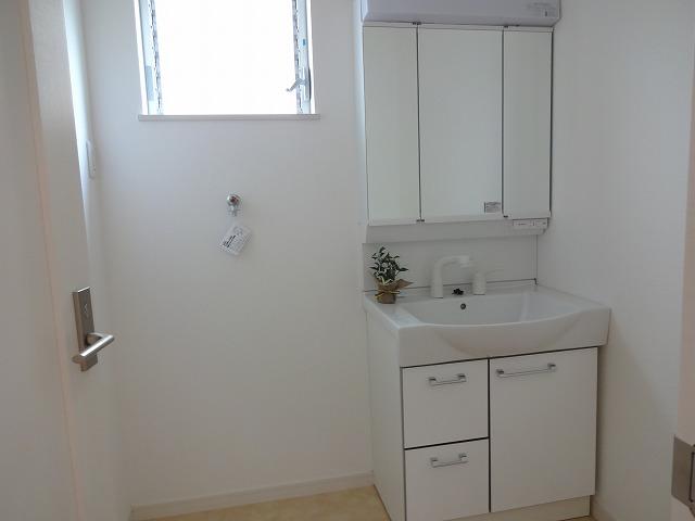 Wash basin, toilet. Fashionable to even it takes a long polished with triple mirror