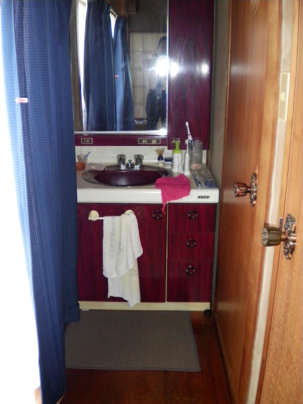 Wash basin, toilet. Local (September 2013) Shooting