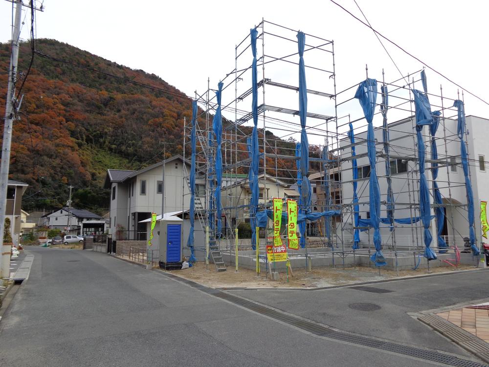 Local photos, including front road. Front road is also a 6m of margin.