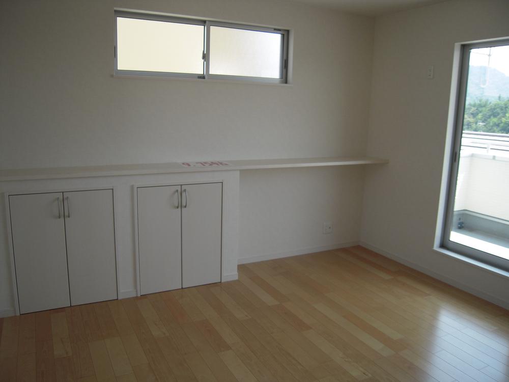 Same specifications photos (Other introspection). Western-style is also very bright