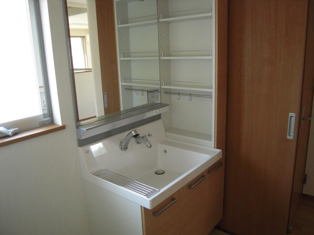 Wash basin, toilet. Indoor (08 May 2013) Shooting