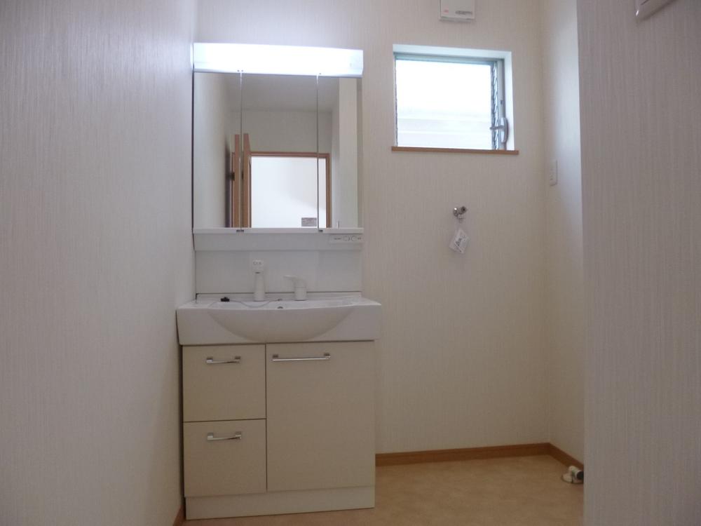 Wash basin, toilet. (August 2013) Shooting