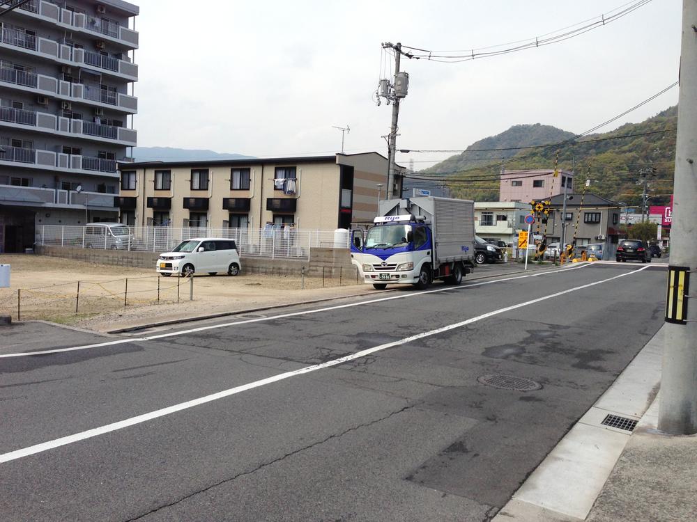 Local photos, including front road. Spacious road! 