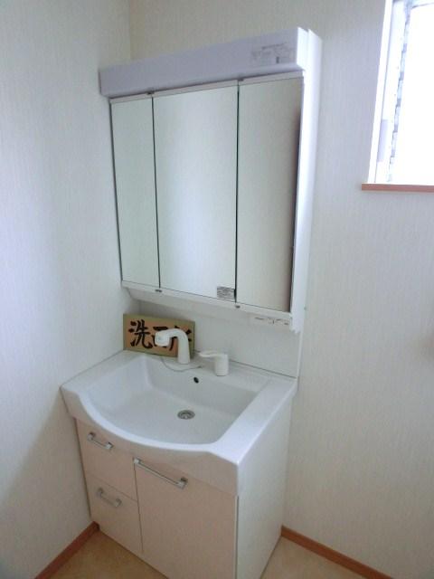 Wash basin, toilet. Room (August 2013) Shooting