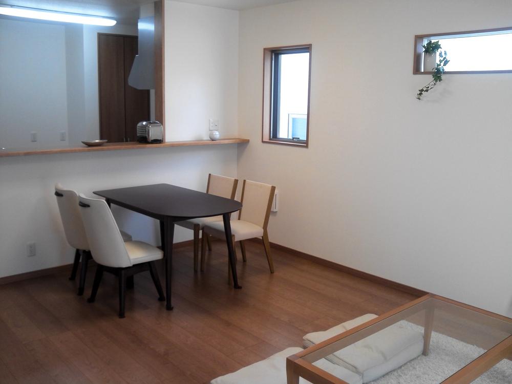 Living. Indoor (April 2013) shooting 16 Pledge of wide LDK. Communication with the family, depending on leverage because it features a courtyard will be more smoothly. 