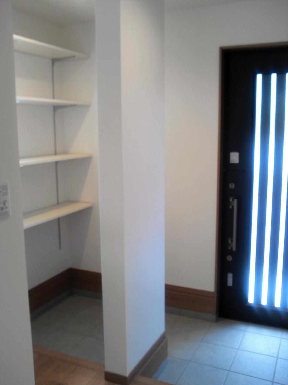 Entrance. Local (April 2013) shooting shoes in cloak. Outside the front door of the store plenty, Seasonal shoes, Strollers and bicycles, golf bag, Can be various storage, etc. Sunobodo, Entrance is very neat. 