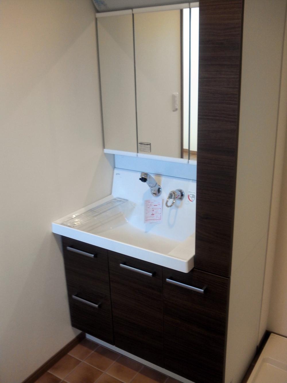 Wash basin, toilet. Since it has been in the room (April 2013), shooting 3-surface mirror, Easy to grooming checks and makeup, It has also become the storage Behind the Mirror. Wash basin is also is also easy to clean flat. 