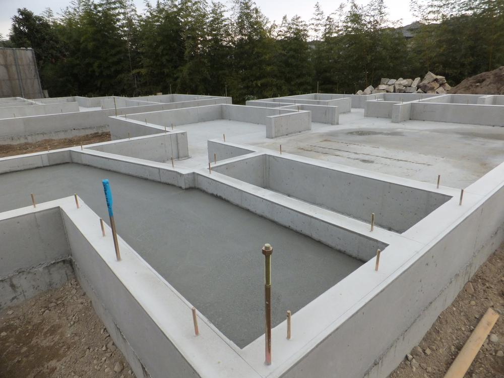 Construction ・ Construction method ・ specification. While supporting the weight of the entire building in the whole basis, By telling equally a force on the ground, It reduces the risk of such risk of uneven settlement and termites. 