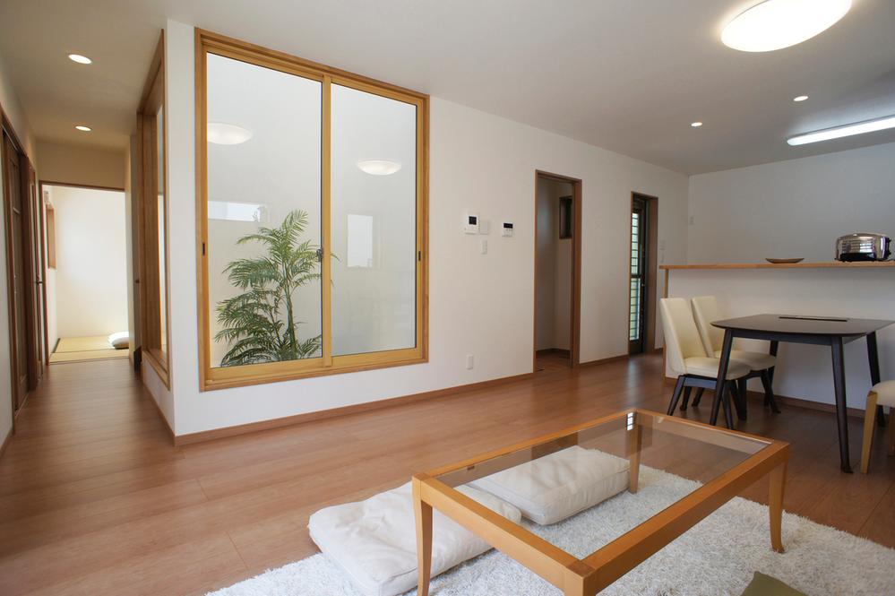 Living. Indoor (April 2013) Shooting The courtyard from the living room