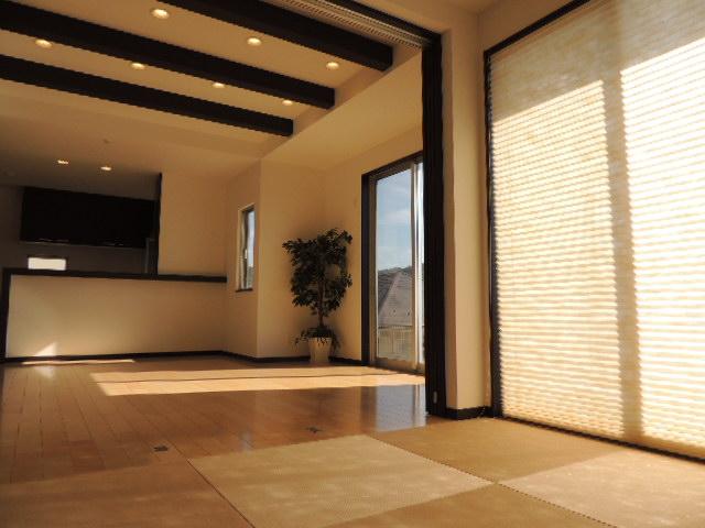 Other introspection. Living from the sum space ・ dining ・ We look at the kitchen. Among the floor plan of the Straight, Ceiling of the dark color of the beams has worked as an accent. 